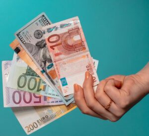 bani in mana de femeie